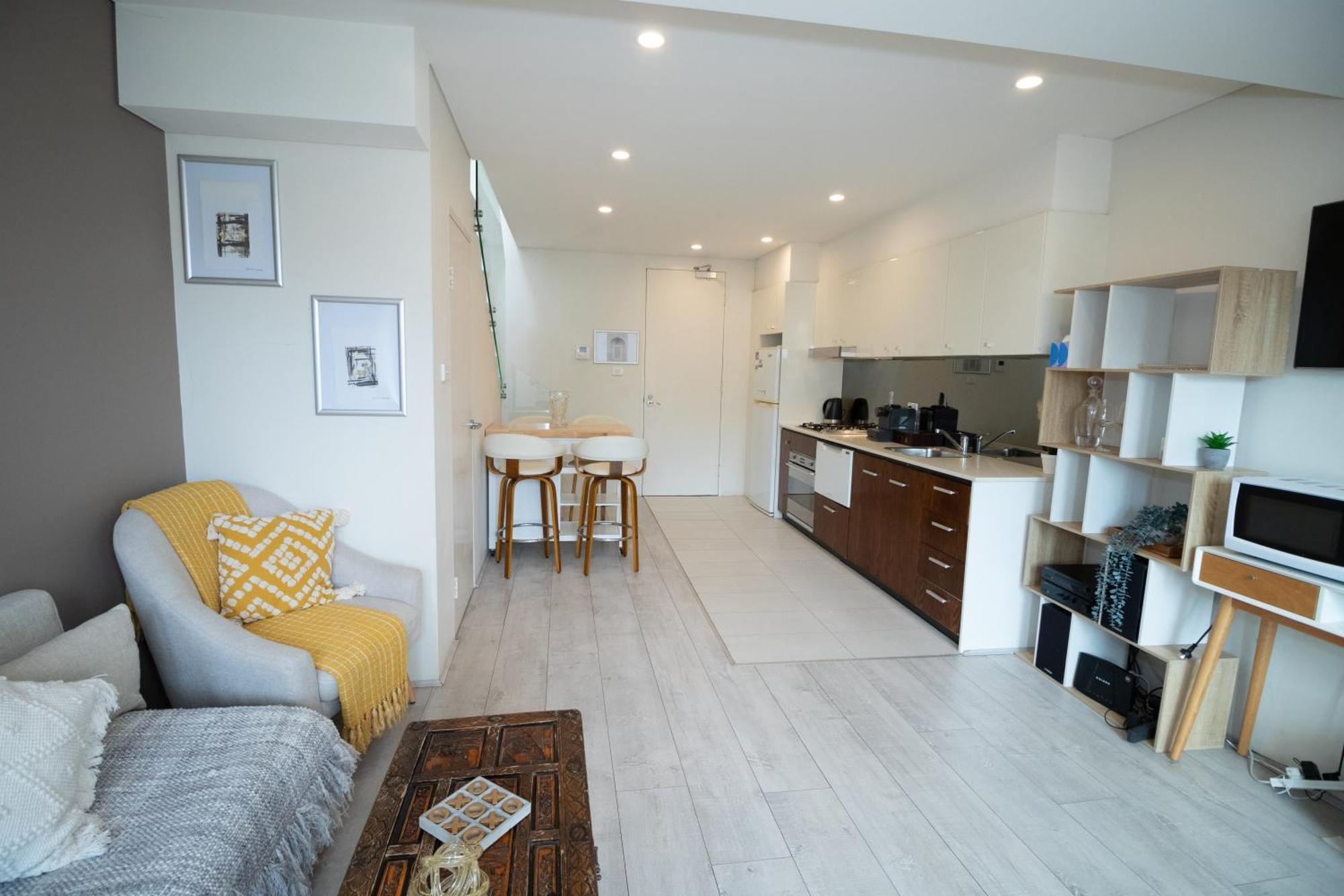 Apartment 1 Bed Loft Apartment, Double Patio, Secure Sydney